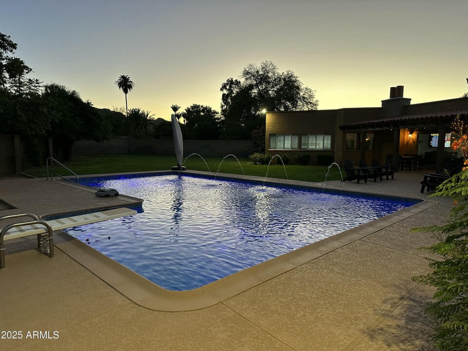 8111 N 65th St in Paradise Valley, AZ - Building Photo