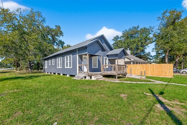 301 E 3rd St in Sweeny, TX - Building Photo - Building Photo