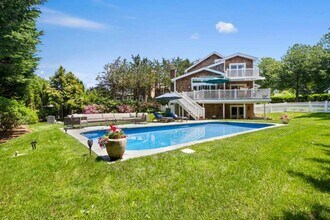 114 Narod Blvd in Water Mill, NY - Building Photo - Building Photo