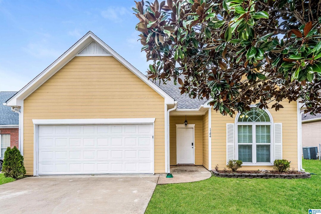 1144 Amberley Woods Dr in Helena, AL - Building Photo