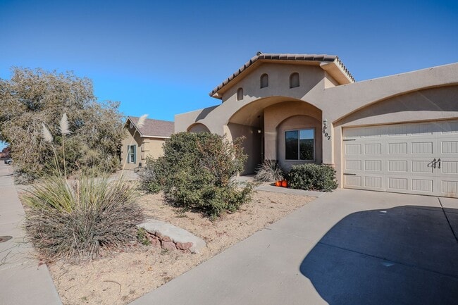 Roomy 4 bedroom Home with Solar Panels in Alamogordo, NM - Building Photo - Building Photo