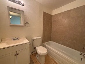 1 E Navajo Rd, Unit 1 E Navajo Rd Apt 14 in Tucson, AZ - Foto de edificio - Building Photo