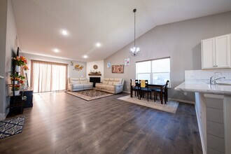 15233 Emory Ave in Apple Valley, MN - Building Photo - Building Photo