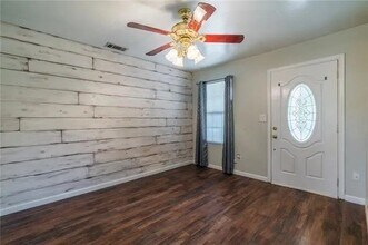 301 W Austin Ave in Cooper, TX - Foto de edificio - Building Photo