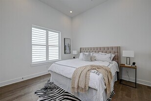 6129 W Montgomery Rd in Houston, TX - Building Photo