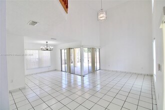 10245 NW 57th St in Doral, FL - Building Photo - Building Photo