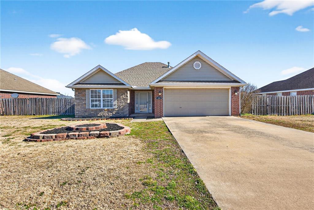 1562 Hutchinson St in Pea Ridge, AR - Building Photo