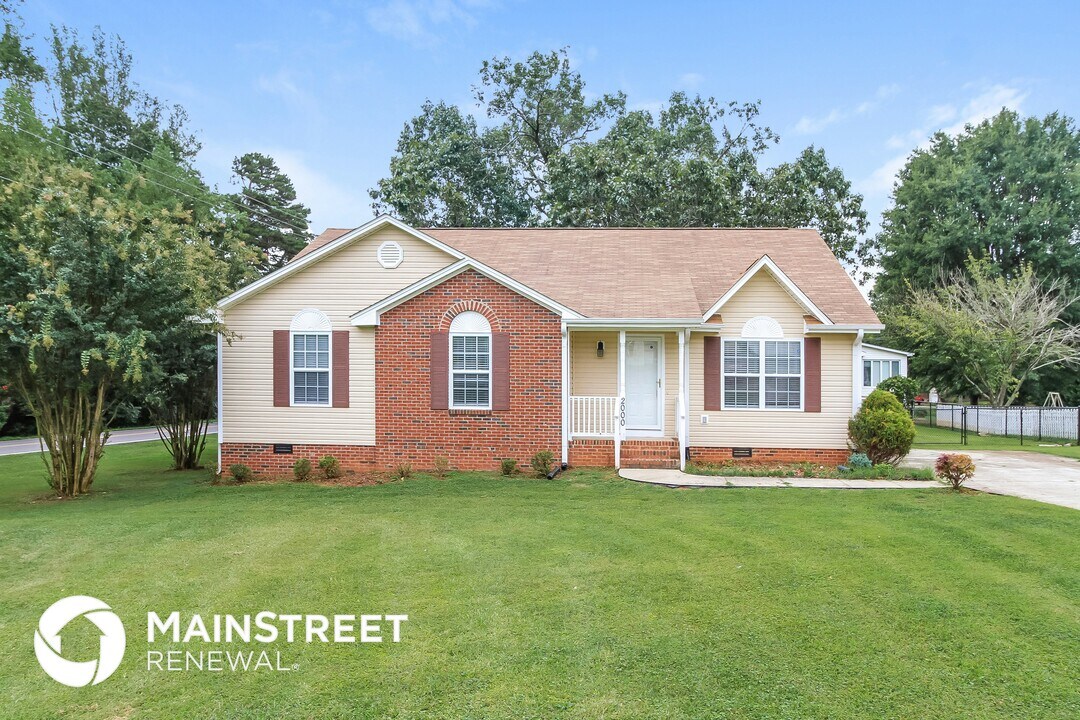 2000 Pembrooke Forest Dr in Winston-Salem, NC - Building Photo
