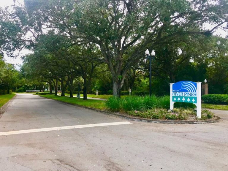 6003 SE Riverboat Dr in Stuart, FL - Foto de edificio