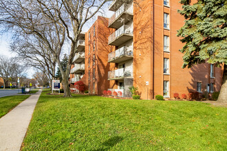 Spanish Trio in Windsor, ON - Building Photo - Building Photo