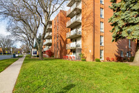 Spanish Trio in Windsor, ON - Foto de edificio - Building Photo