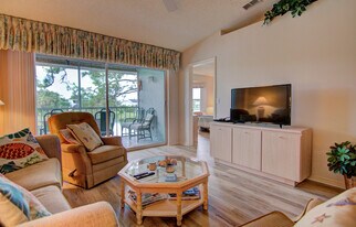 800 New Waterford Dr in Naples, FL - Building Photo