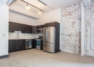 190 Christopher Columbus Dr in Jersey City, NJ - Building Photo - Building Photo