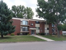 152 13th St NE, Unit 12 in Watertown, SD - Building Photo