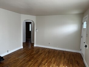 823 E 64th St in Tacoma, WA - Foto de edificio - Building Photo