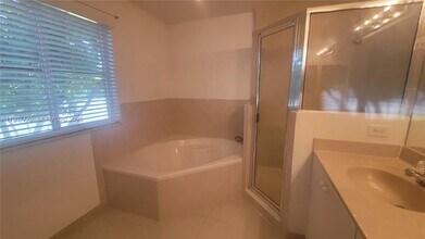 11400 NW 34th Pl in Sunrise, FL - Building Photo - Building Photo