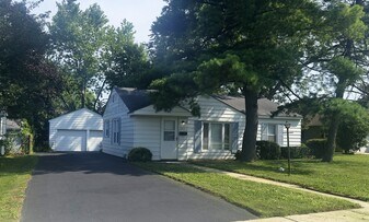 222 Woodlawn Dr in Mundelein, IL - Building Photo