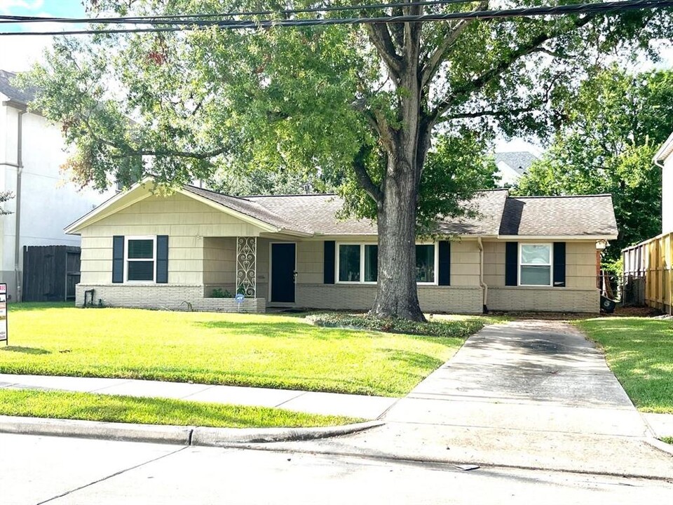 4809 Pine St in Bellaire, TX - Building Photo