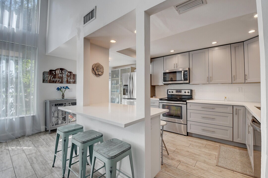 6595 Parkview Dr in Boca Raton, FL - Building Photo