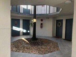 9421 Fontainebleau Blvd in Miami, FL - Building Photo - Building Photo