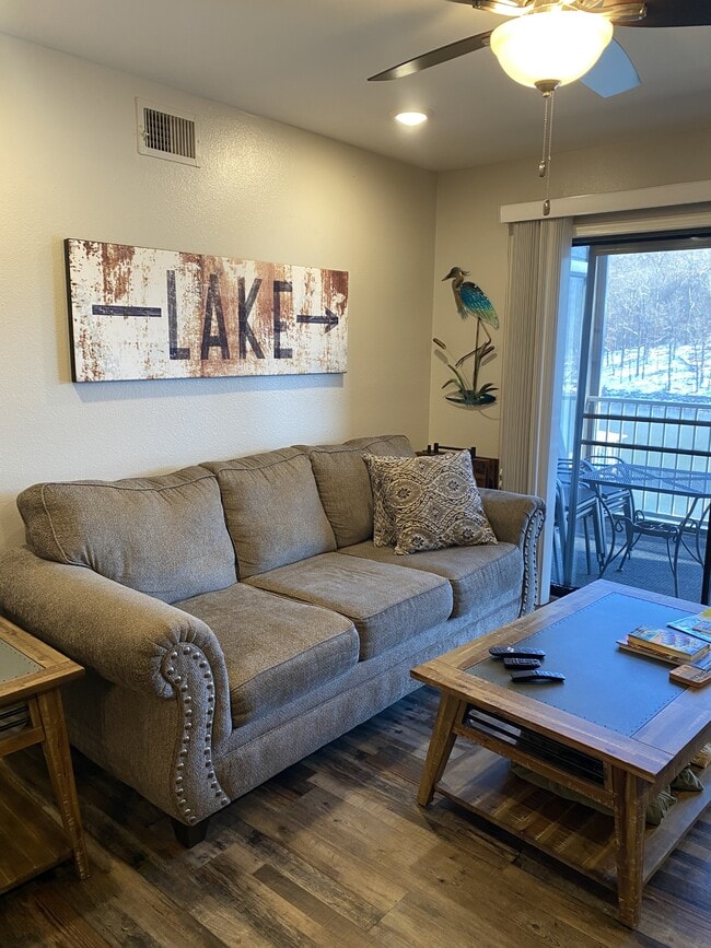 611 Lazy Days Rd in Osage Beach, MO - Building Photo - Building Photo