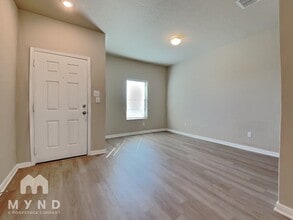 6815 Titan Pk in Converse, TX - Foto de edificio - Building Photo