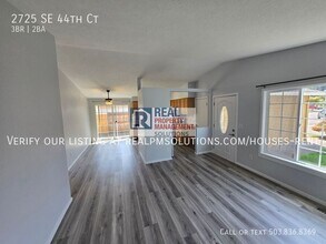 2725 SE 44th Ct in Hillsboro, OR - Foto de edificio - Building Photo