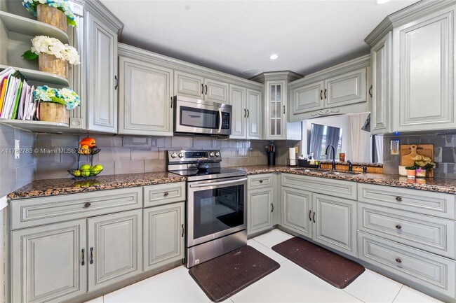 2852 NW 80th Ave in Sunrise, FL - Building Photo - Building Photo