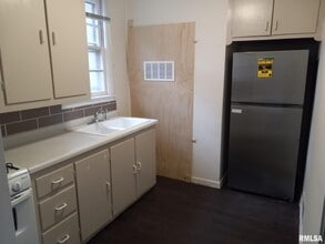 735 20th Ave, Unit 7 in East Moline, IL - Building Photo - Building Photo