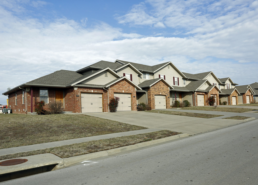 Oakwood Heights Townhomes in Republic, MO - Building Photo