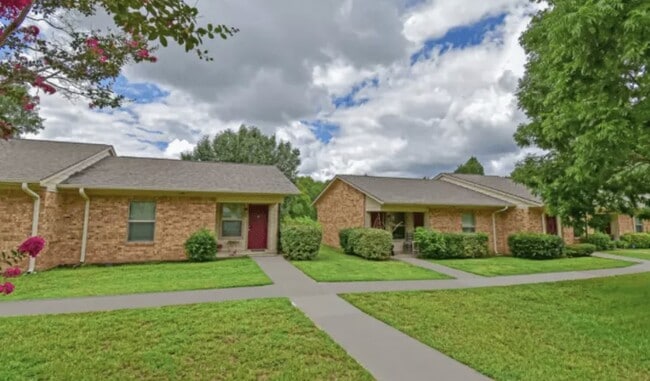 1600 S Palestine St in Athens, TX - Foto de edificio - Building Photo