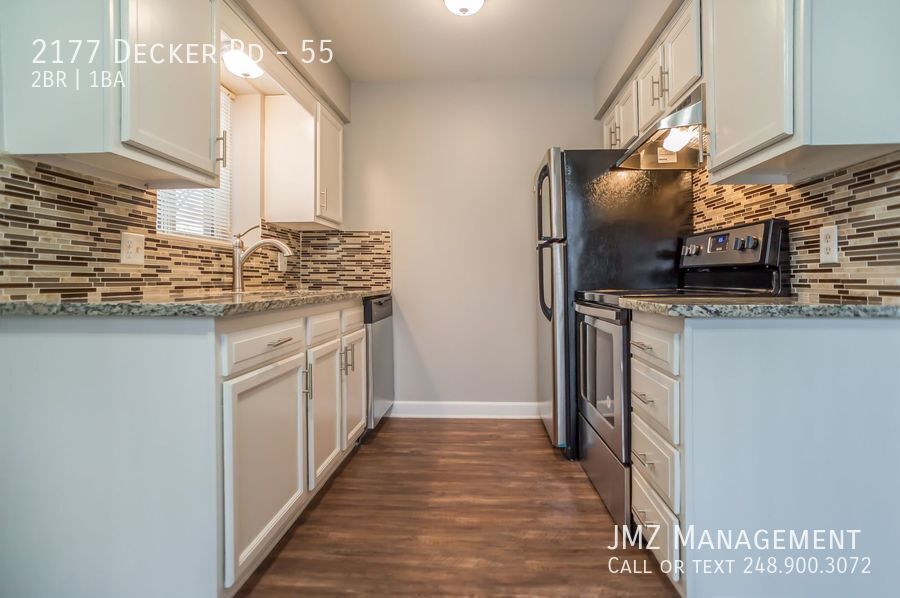 2177 Decker Rd in Walled Lake, MI - Foto de edificio