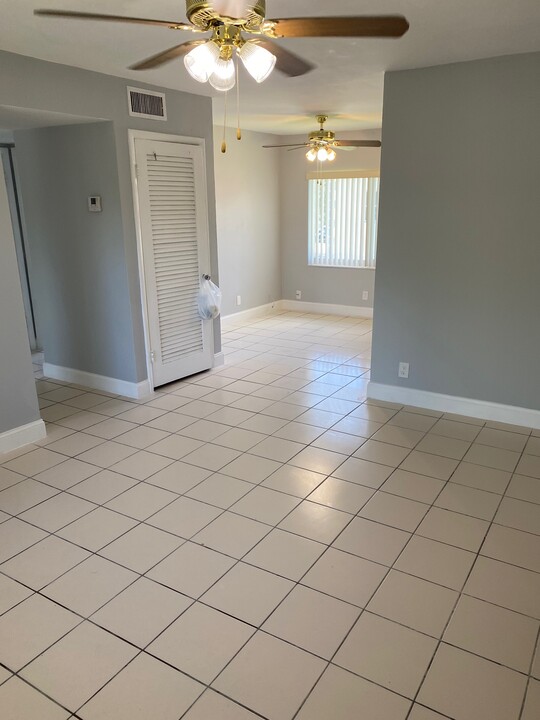 5213 SW 91st Ave, Unit 3 in Cooper City, FL - Building Photo