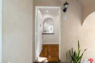 910 N Alfred St in Los Angeles, CA - Building Photo