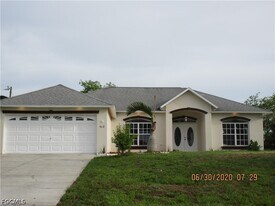 918 NE 13th St in Cape Coral, FL - Building Photo