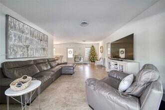 10600 SW 80th Ct in Miami, FL - Foto de edificio - Building Photo