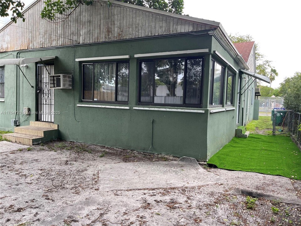 4761 NW 11th Ave, Unit rear in Miami, FL - Foto de edificio