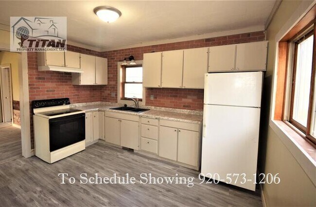 513 W Beacon Ave in New London, WI - Building Photo - Building Photo