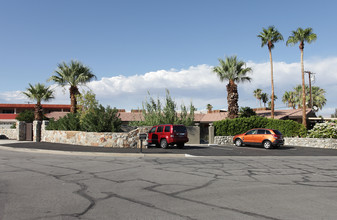 500 W Racquet Club Rd in Palm Springs, CA - Foto de edificio - Building Photo