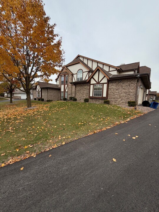 1317-1332 Hillwood Blvd in Pewaukee, WI - Building Photo