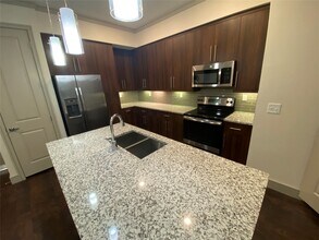 1800 St Joseph Pkwy in Houston, TX - Foto de edificio - Building Photo