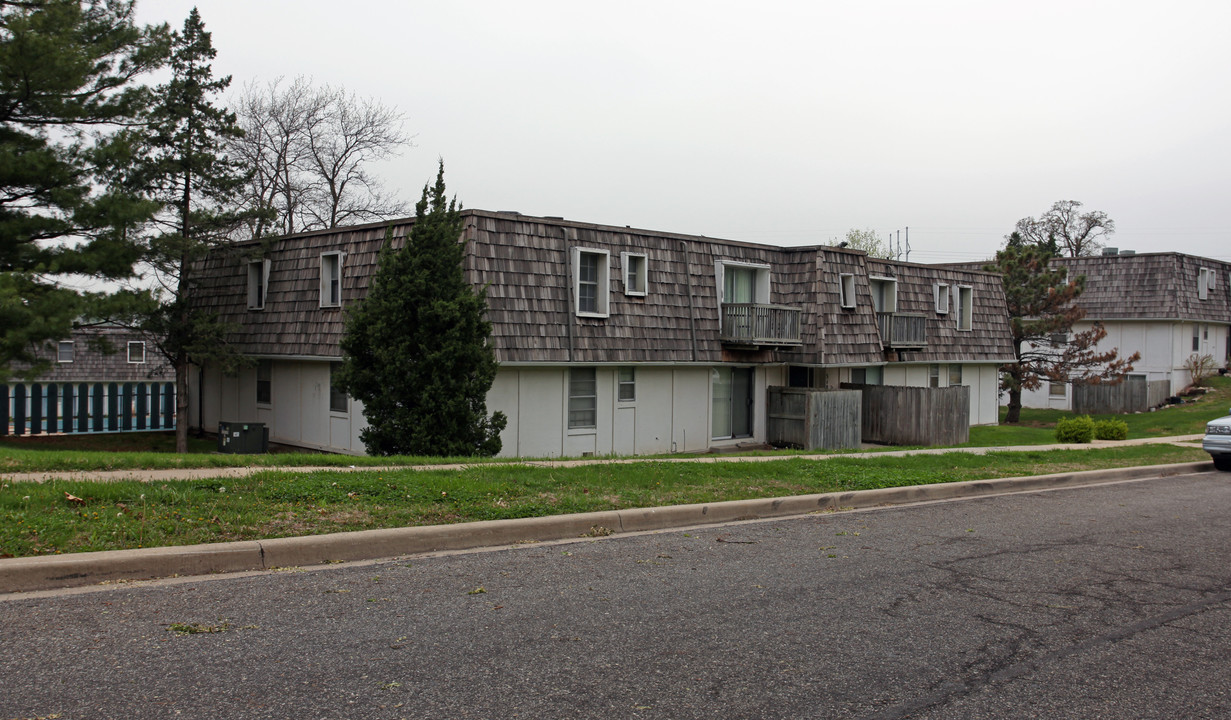 Hickory Hills Apartments in Mission, KS - Foto de edificio