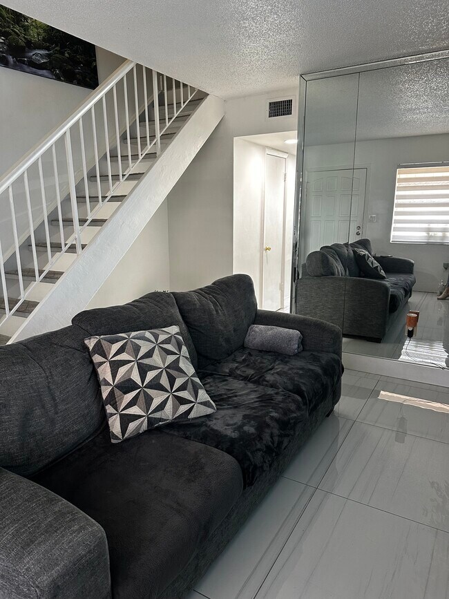 5567 W 22nd Ct in Hialeah, FL - Building Photo - Building Photo