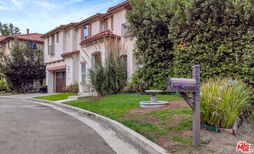 2752 N Stone View Ct in Los Angeles, CA - Building Photo - Building Photo