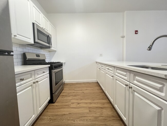 52 Bergen Ave, Unit 1 in Jersey City, NJ - Building Photo - Building Photo