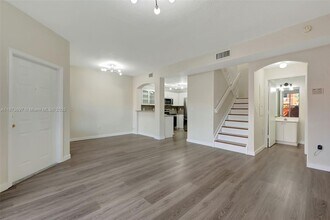 6141 NW 115th Pl in Doral, FL - Foto de edificio - Building Photo