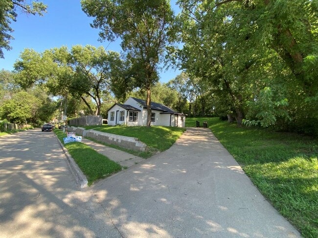 3515 Athlone Ave in Sioux City, IA - Building Photo - Building Photo