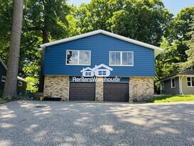 5043 Shoreline Dr in Mound, MN - Building Photo