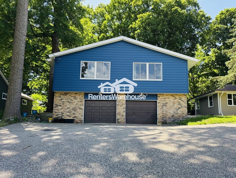 5043 Shoreline Dr in Mound, MN - Building Photo