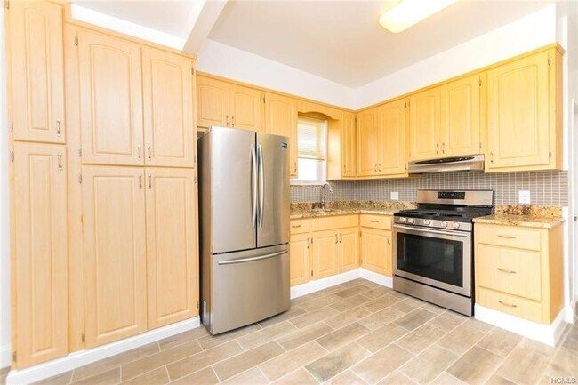 65 Dunston Ave in Yonkers, NY - Building Photo - Building Photo